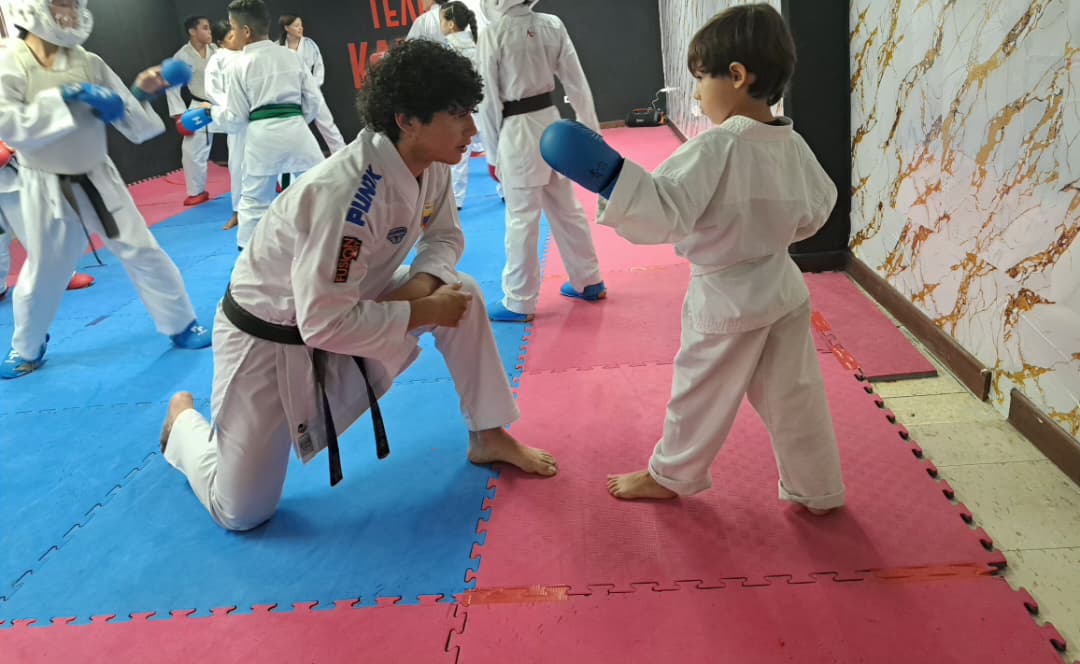 Sensei Alexander acompañando a un atleta